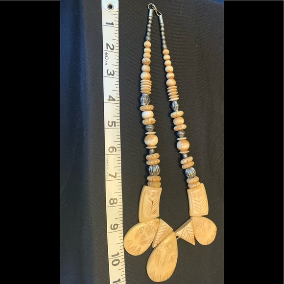 Vintage tribal style carved faux bone & metal bead necklace. Pre loved - Picture 4 of 5